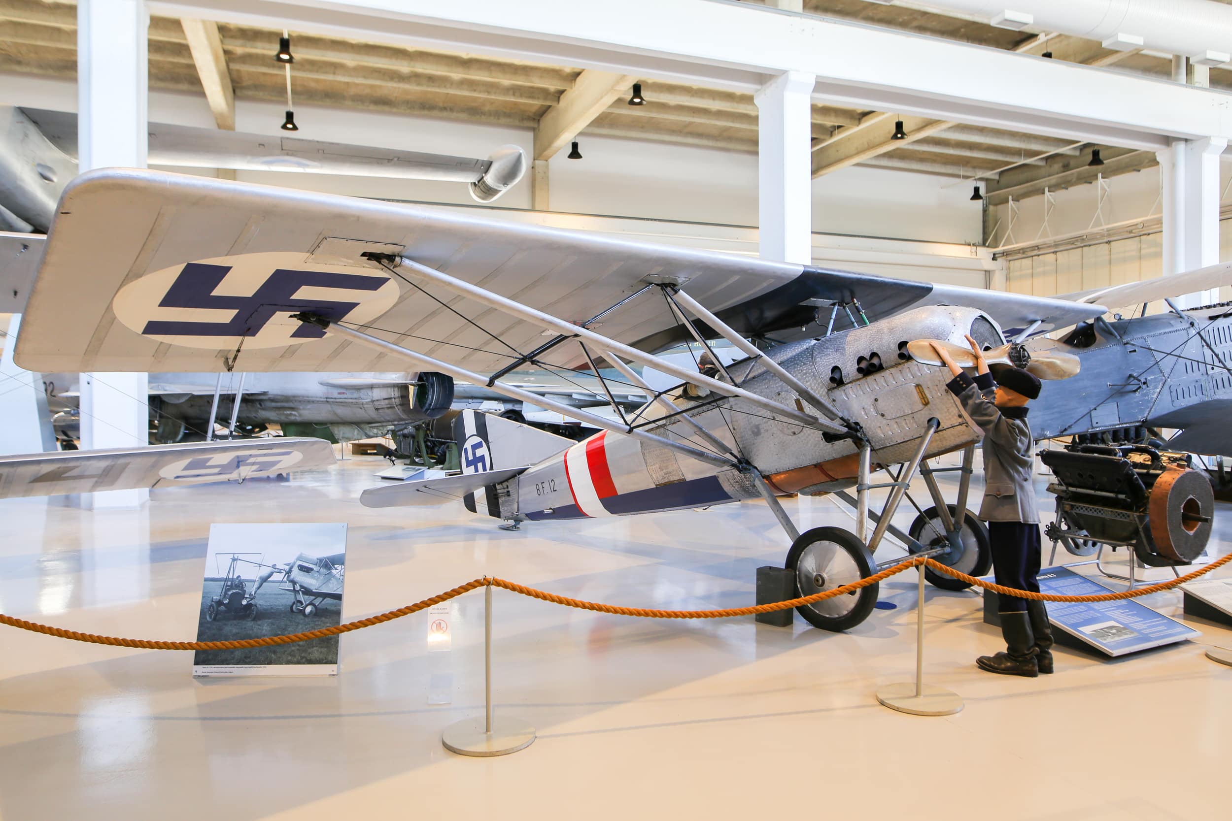 Pieni, yksitasoinen, hopeanharmaaksi maalattu, Gourdou-Leseurre-lentokone näyttelyssä.