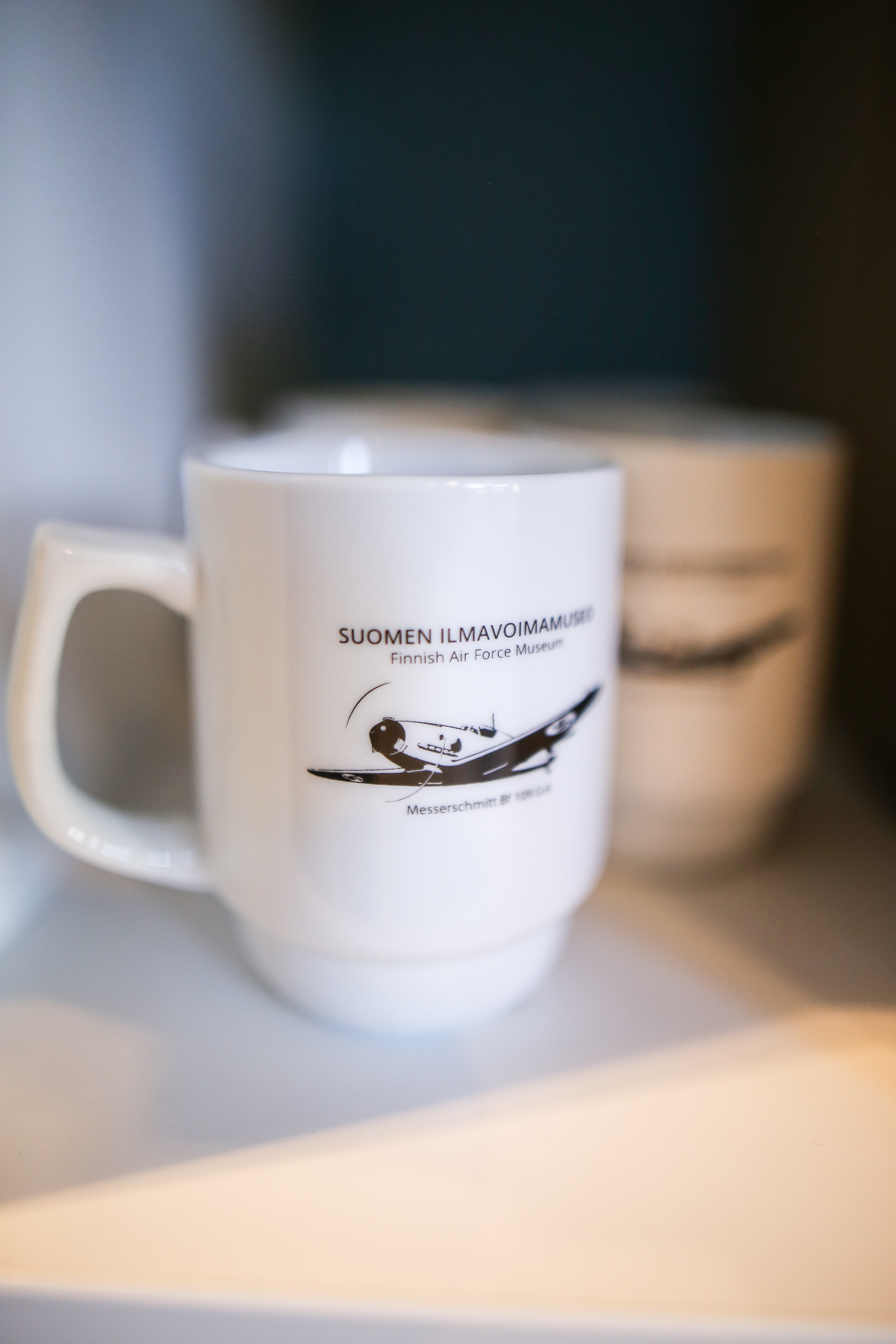 Museon kahvikuppi, jossa on Messerschmitt-hävittäjän kuva