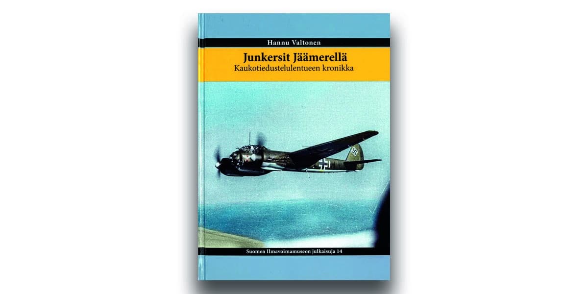 Junkersit Jäämerellä -kirjan kansikuva, jossa Junkers-lentokone lentää ilmassa.